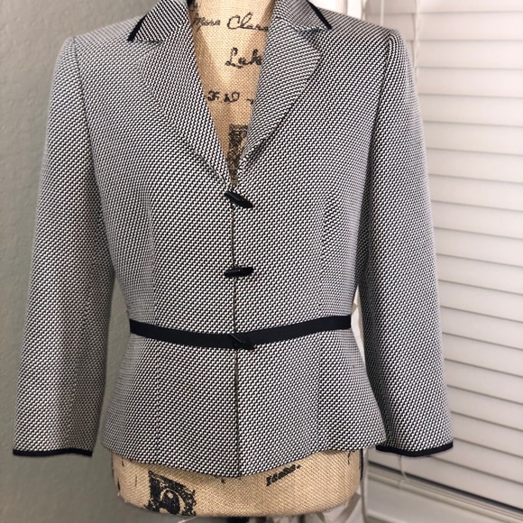 Tahari Black & White Blazer with black trim size 8 - Picture 3 of 8